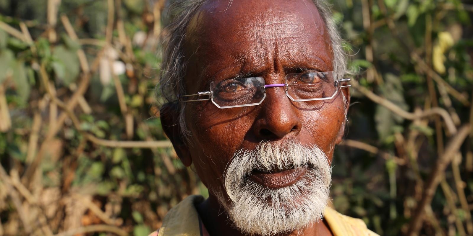 Mann aus Indien mit EinDollarBrille