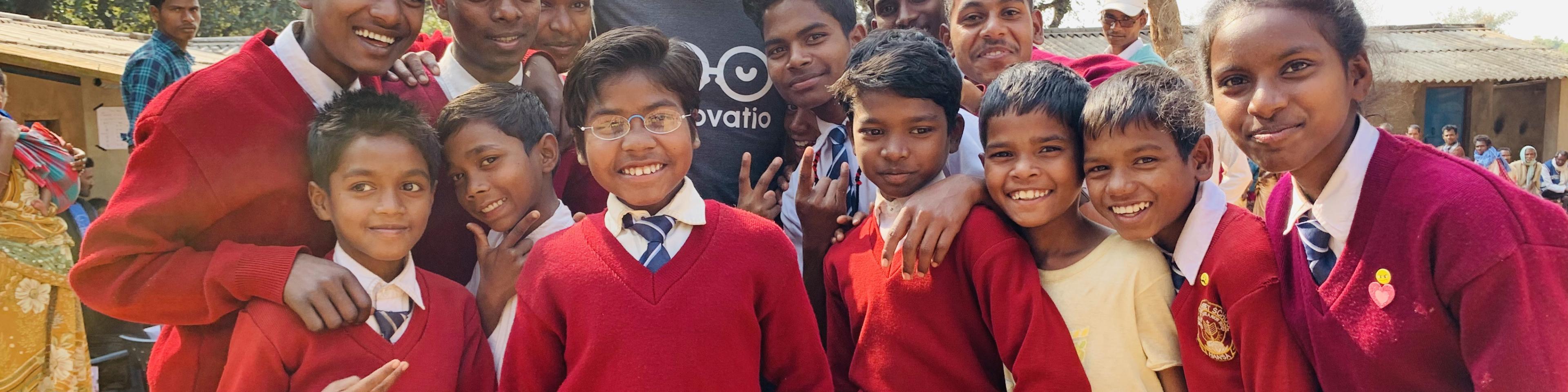 Schüler in Brasilien, einer trägt EinDollarBrille