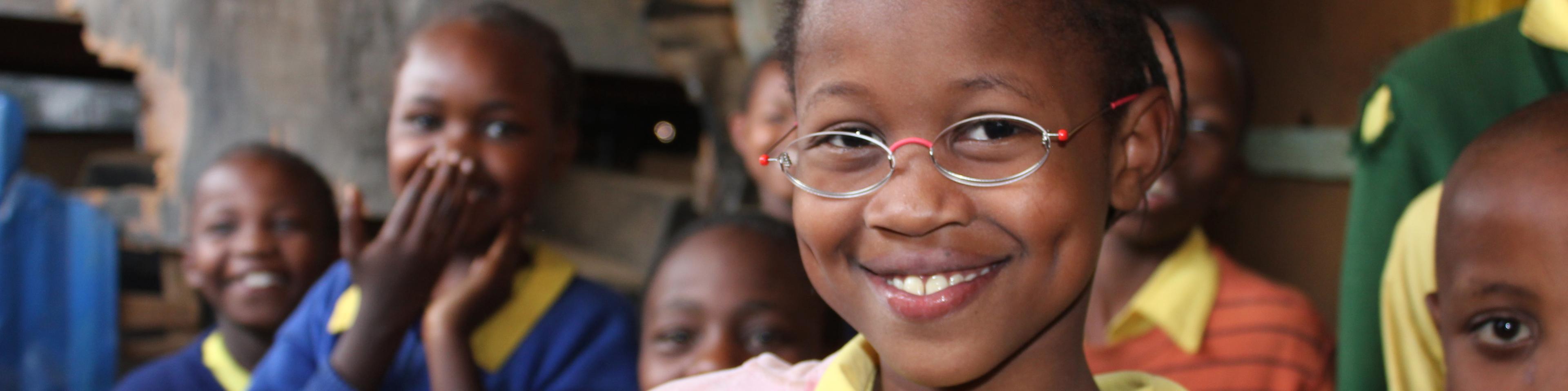 Schülerin aus Kenia in Klassenzimmer, mit EinDollarBrille