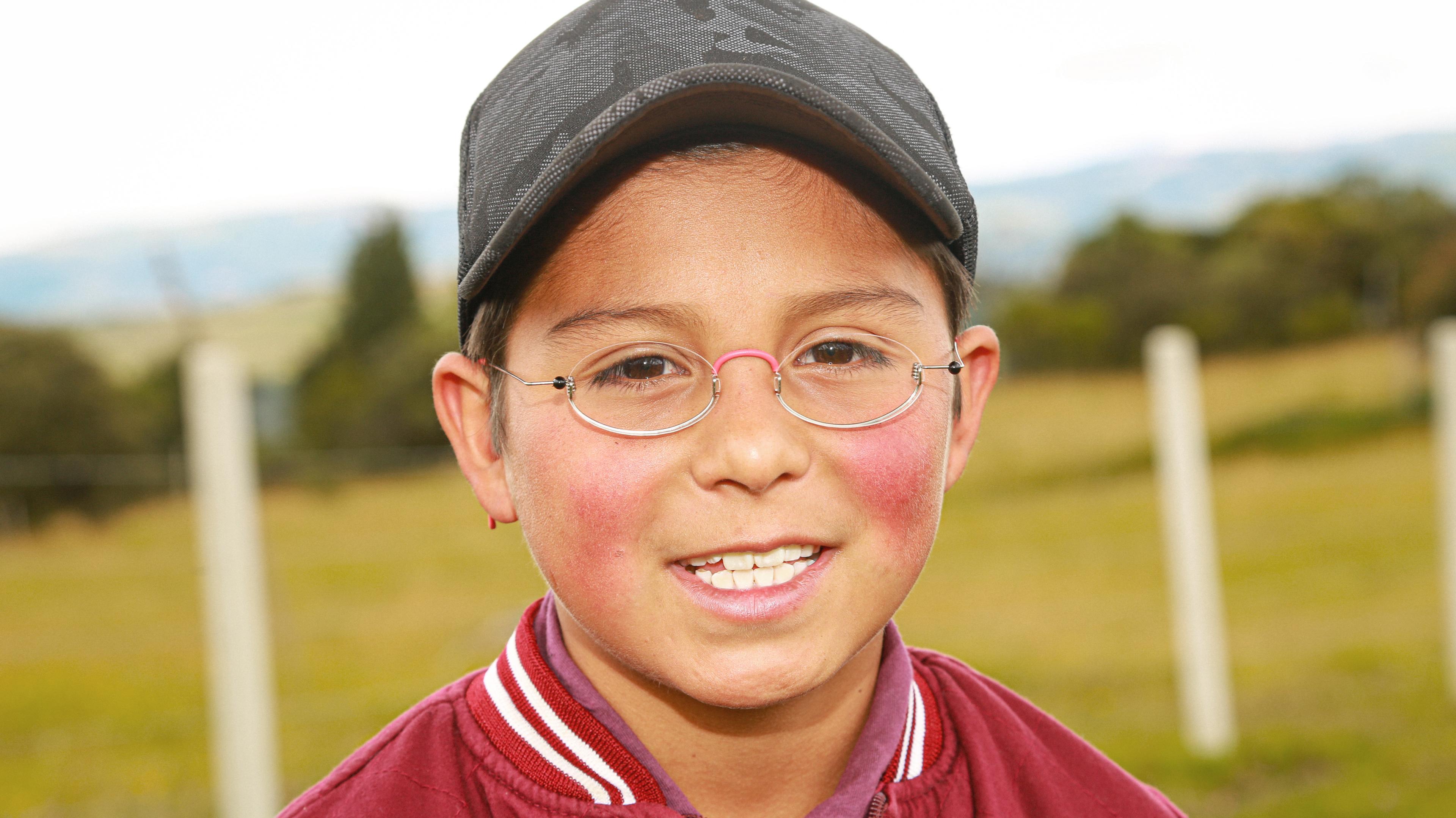 Junge mit EinDollarBrille 