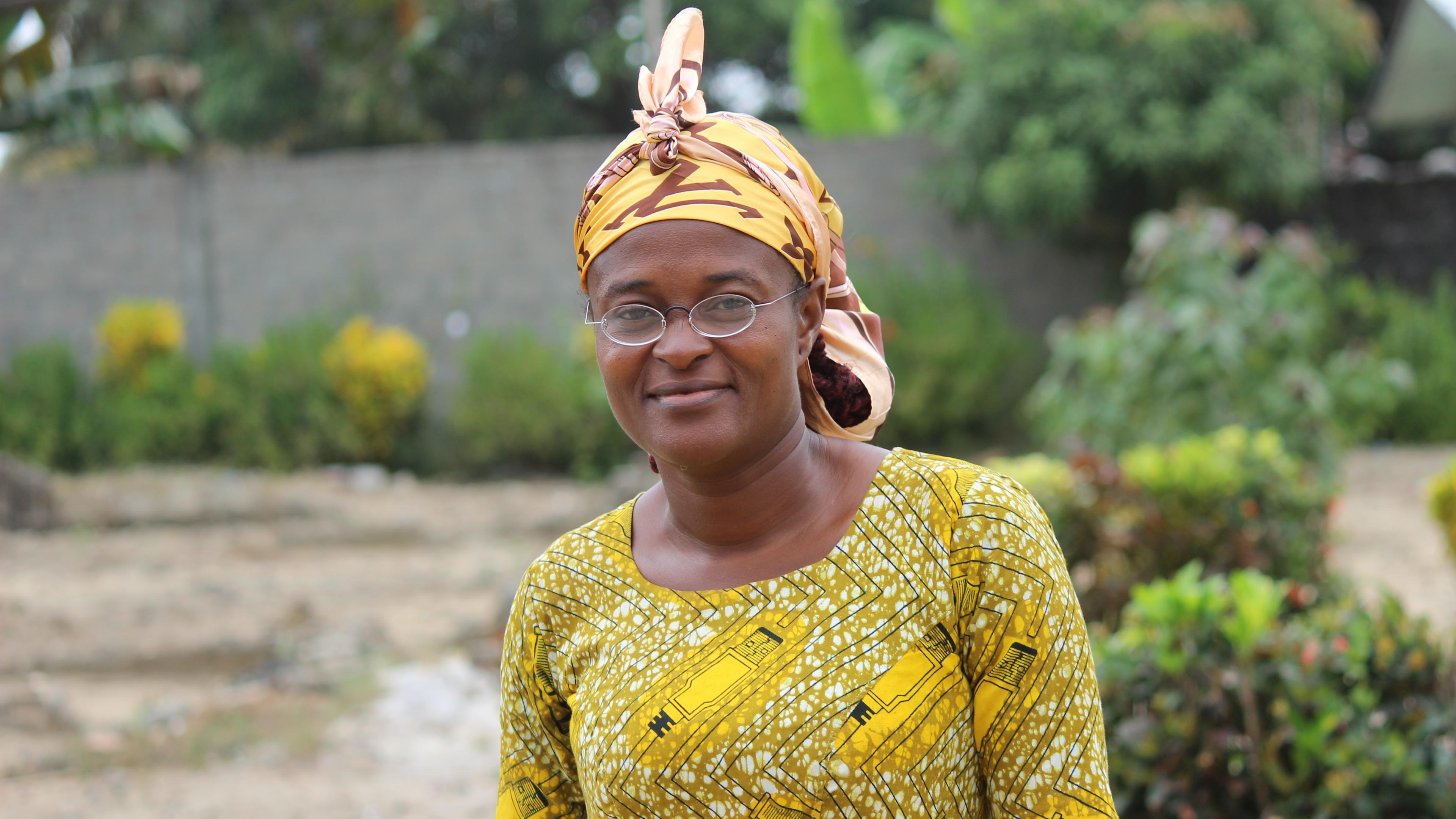 Frau aus Liberia in traditioneller Kleidung