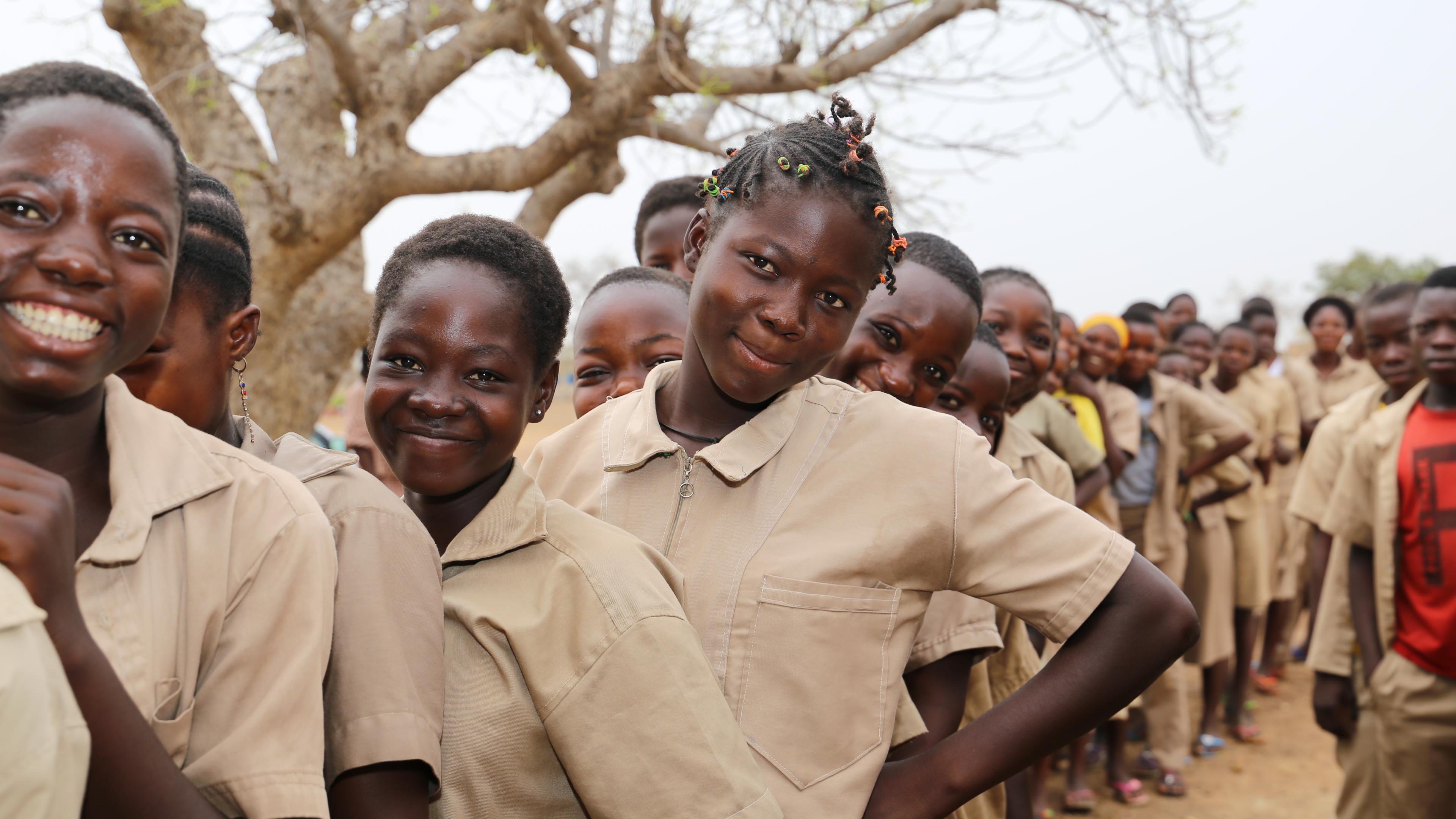 Schüler in einer Warteschlange in Burkina Faso