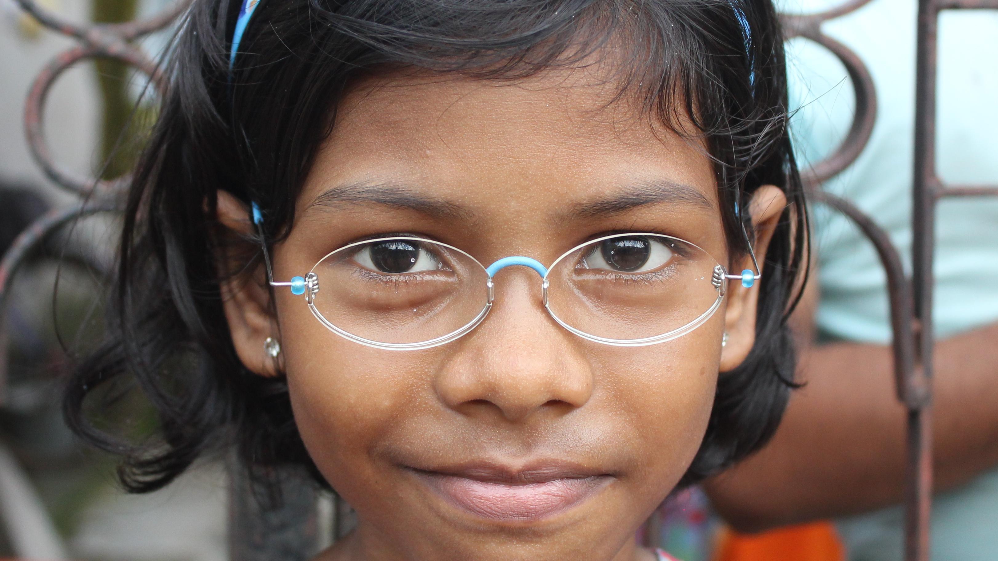 Mädchen aus Indien mit EinDollarBrille