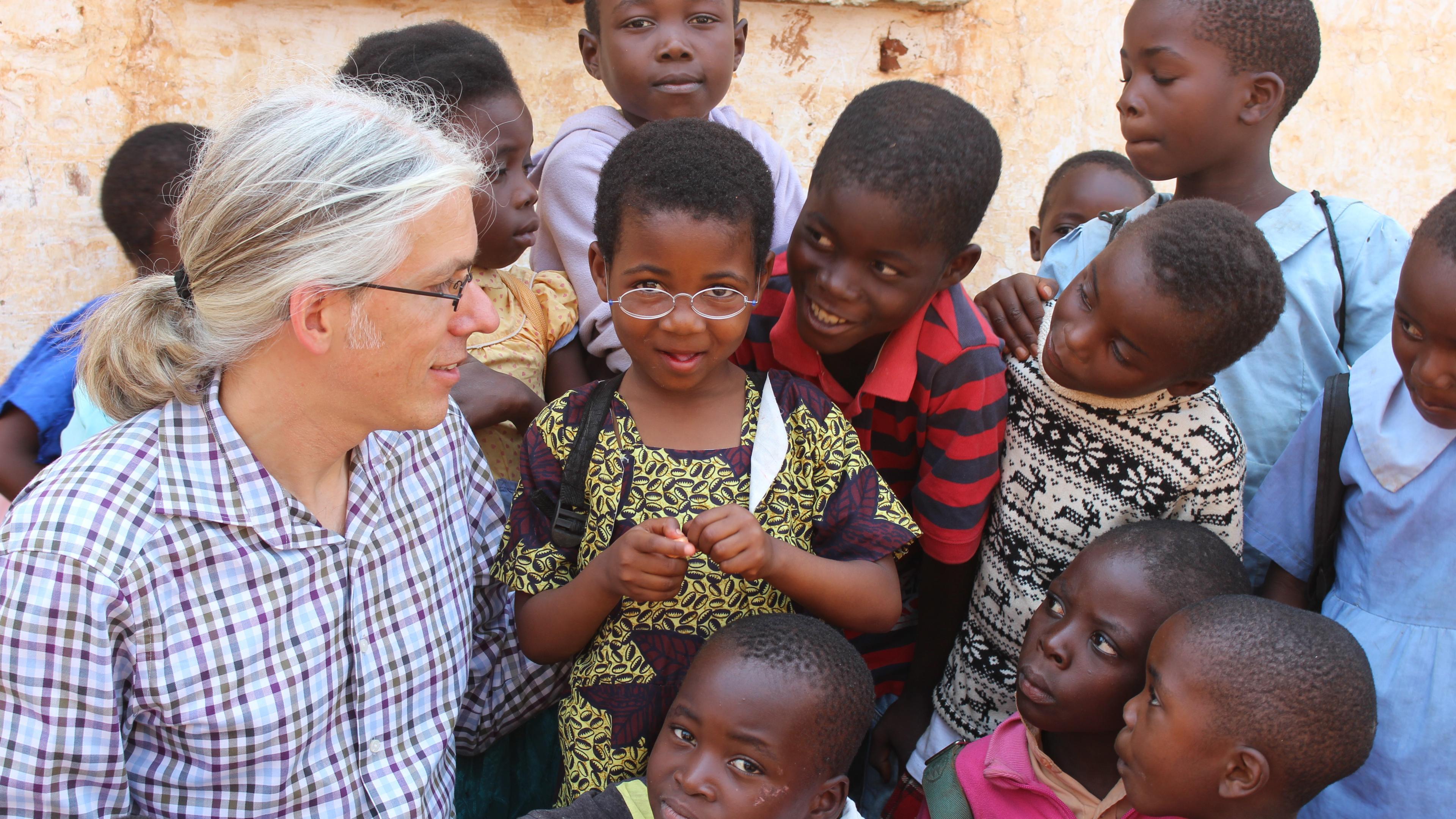 Martin Aufmuth inmitten mehrerer Kinder in Malawi