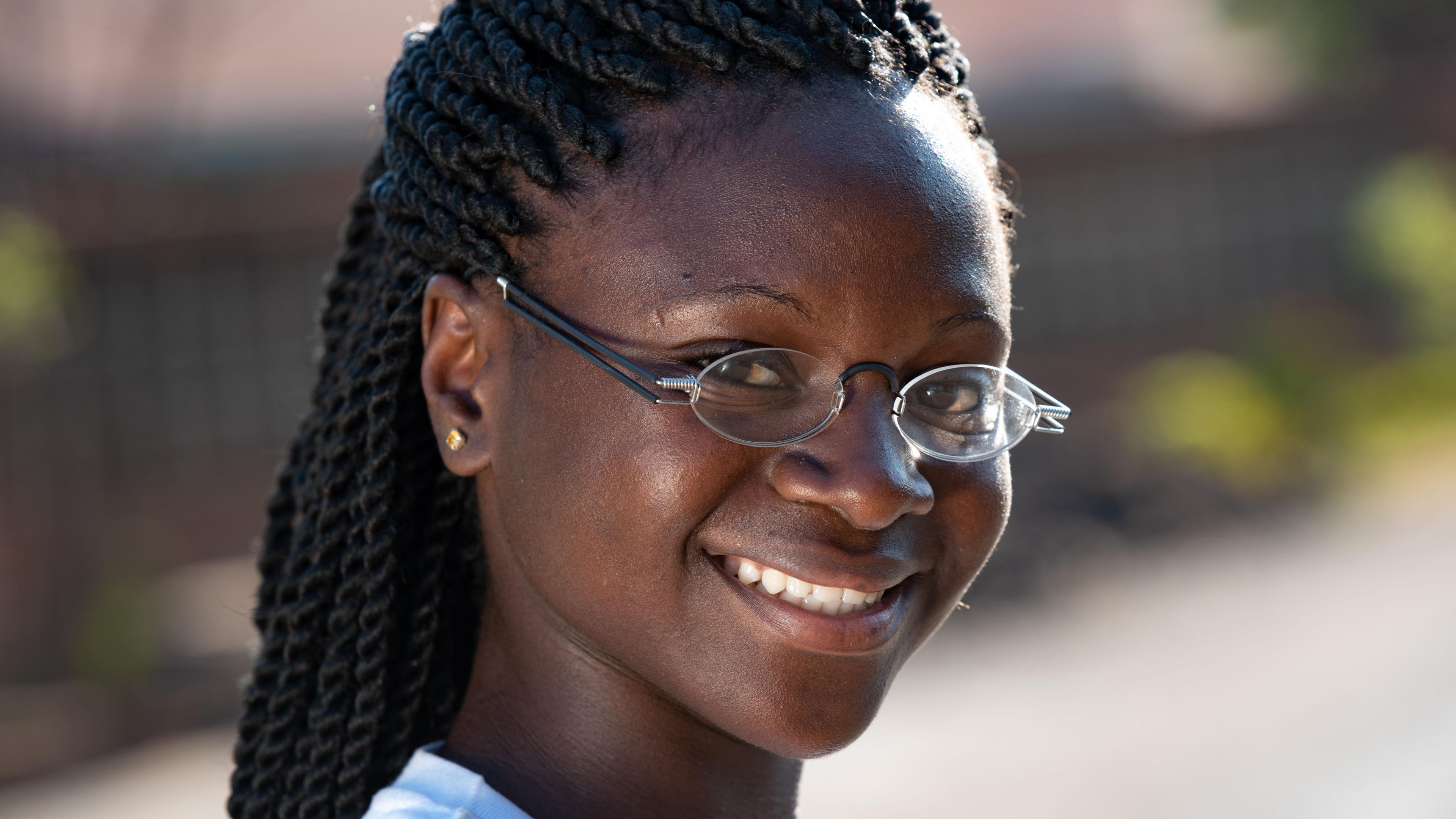 Malawisches Mädchen mit EinDollarBrille mit Doppelbügeln