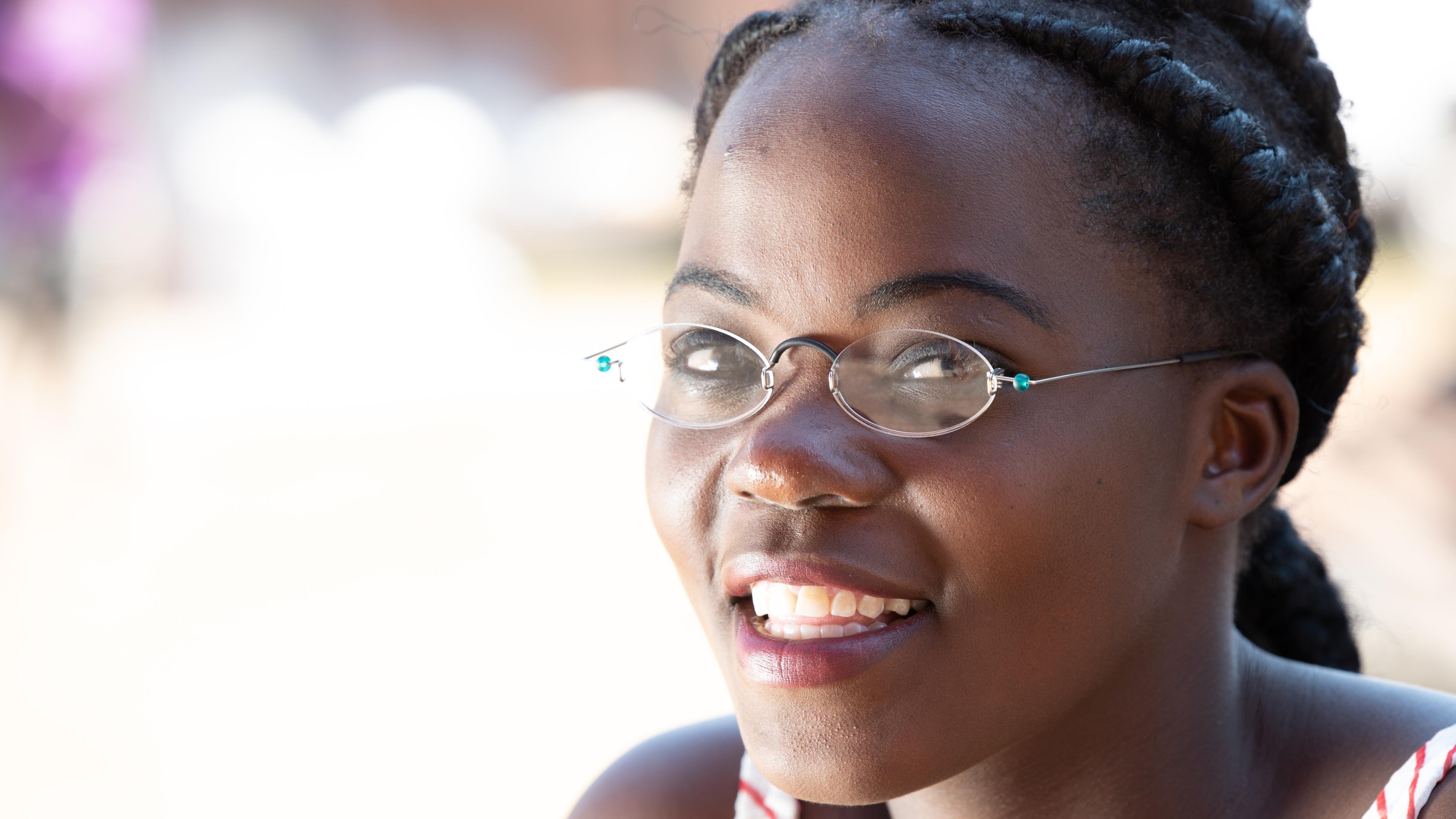 Malawisches Mädchen mit EinDollarBrille 