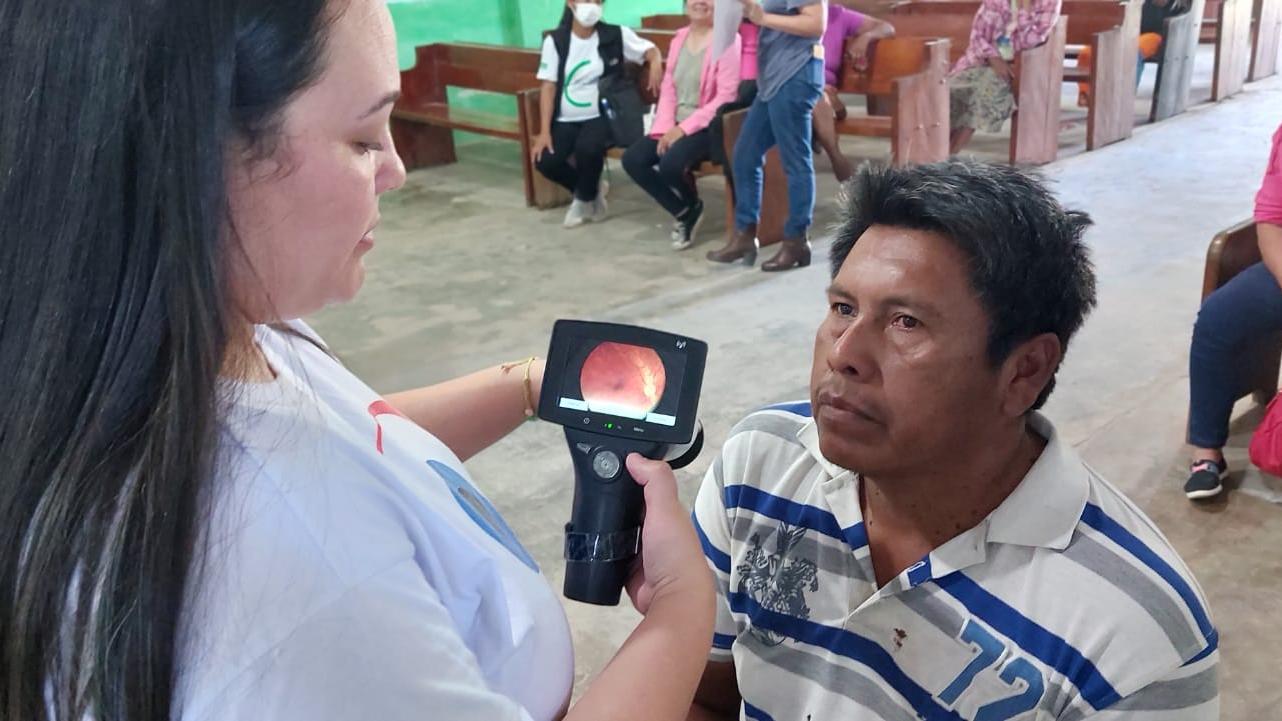 Mitarbeiterin von GoodVision Paraguay führt eine Netzhautfotografie bei Patienten durch