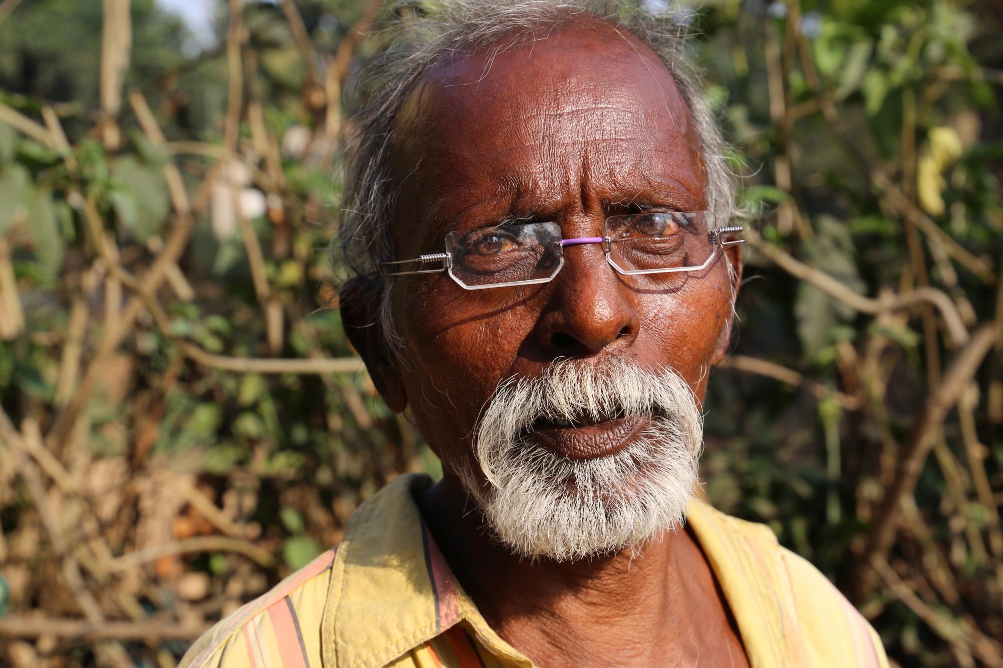 Mann aus Indien mit EinDollarBrille