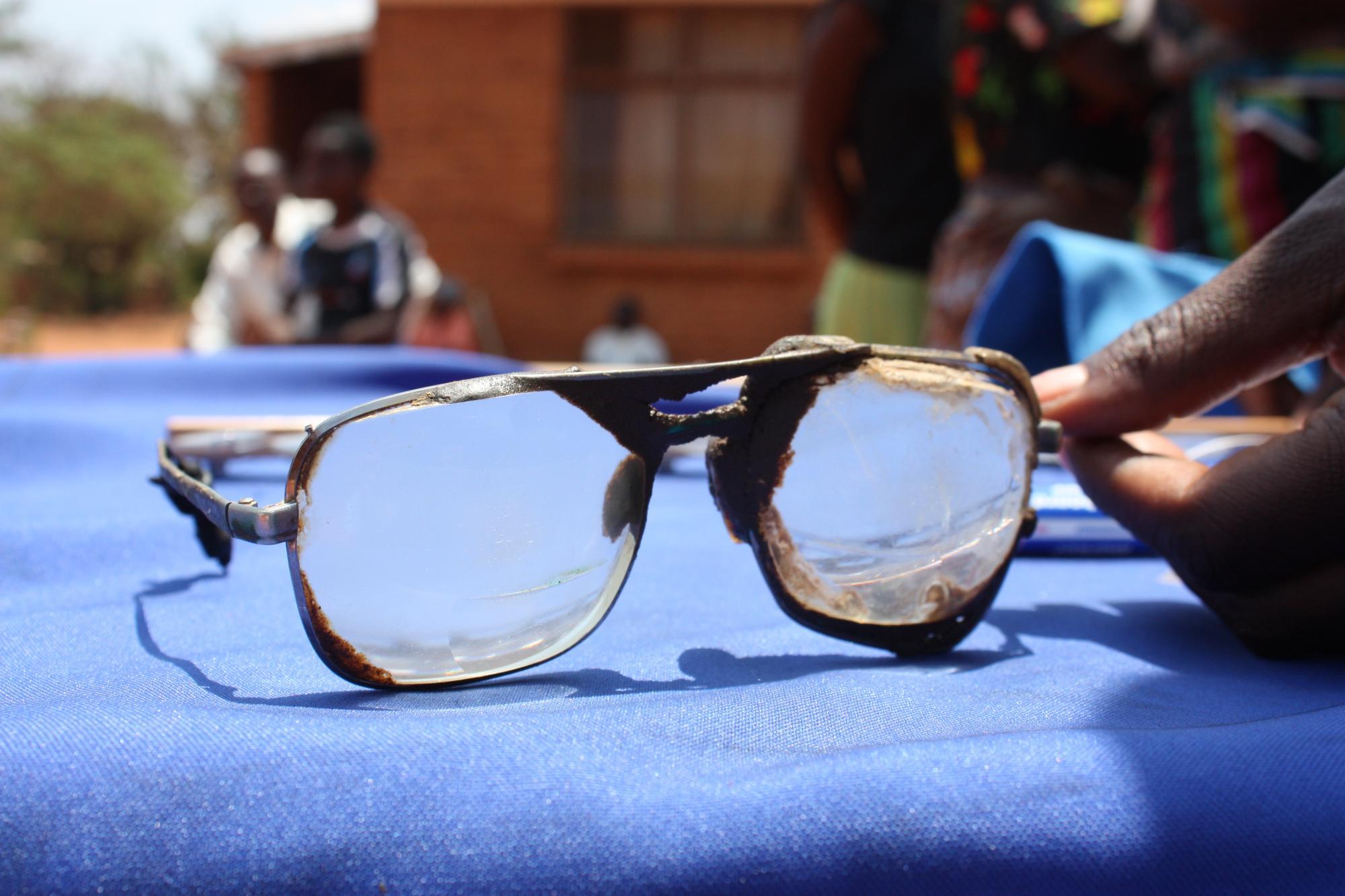 Brille zerbrochen und mit Lehm geklebt