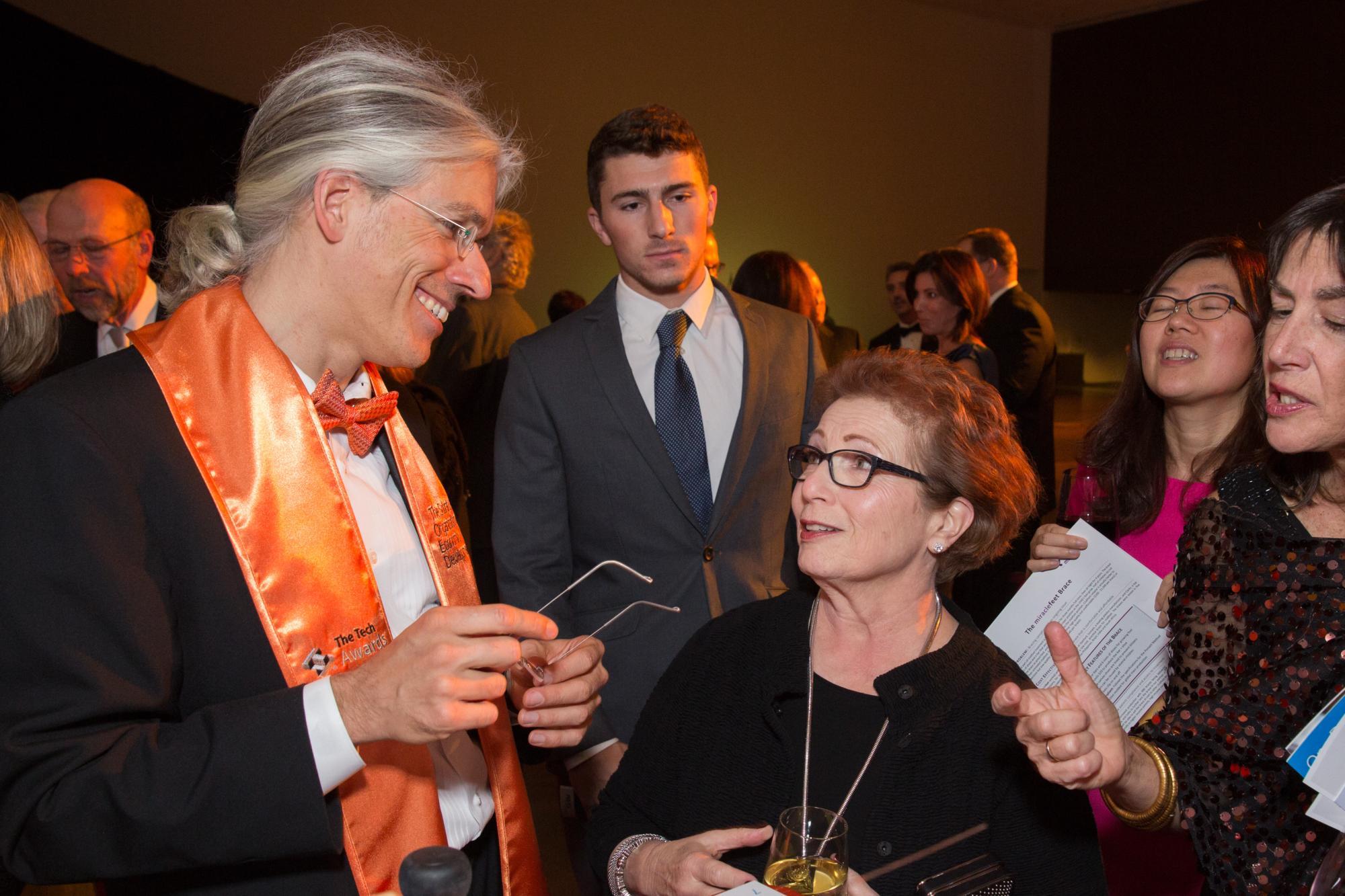 Martin Aufmuth umringt von Menschen