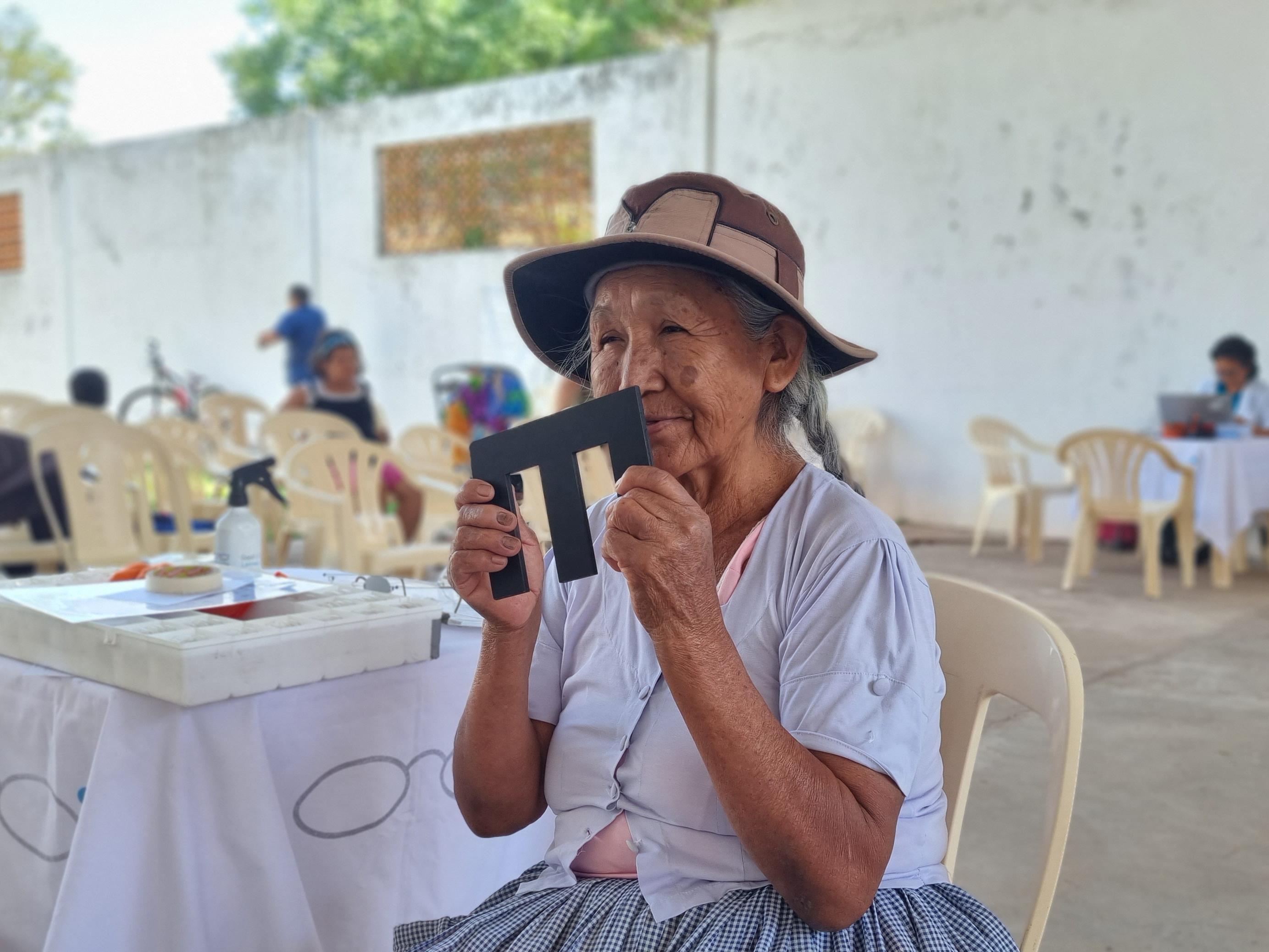 Frau in Bolivien hält Sehproben E