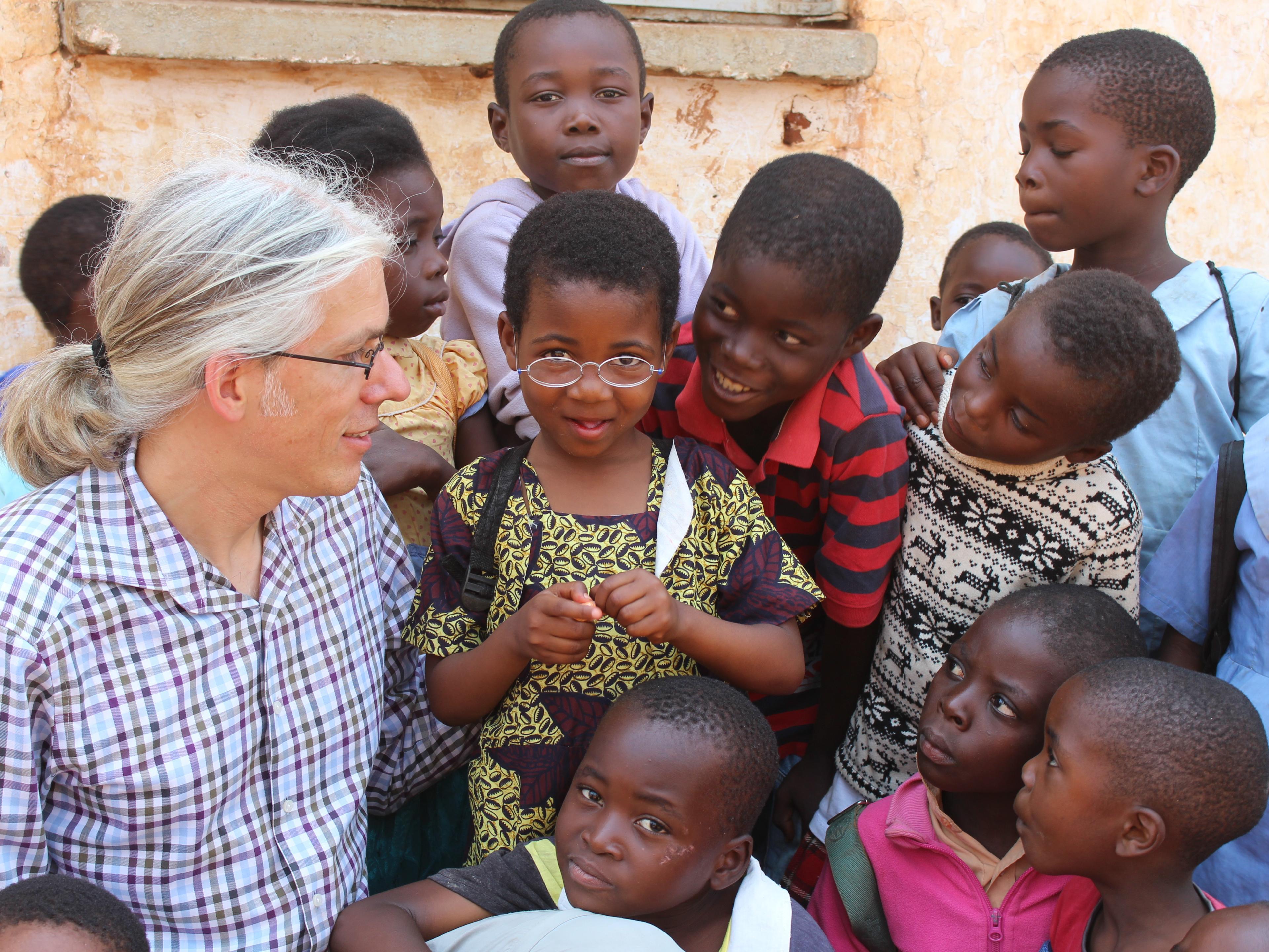 Martin Aufmuth inmitten mehrerer Kinder in Malawi