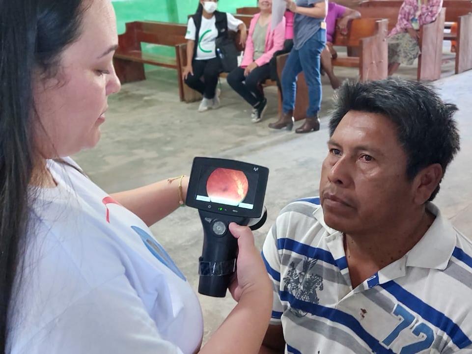 Mitarbeiterin von GoodVision Paraguay führt eine Netzhautfotografie bei Patienten durch